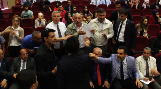 "Yeni Türkiye ve Başkanlık Sistemi" panelinde gerginlik
