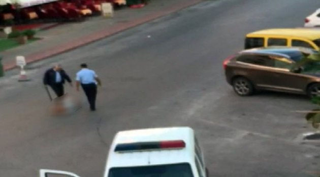 Yerde yatan kadına polislerden copla dayak!