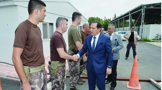 Yıldız, polislerle bayramlaştı
