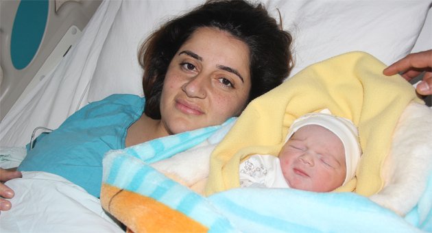 Yılın ilk bebeği ailenin yüzünü güldürdü