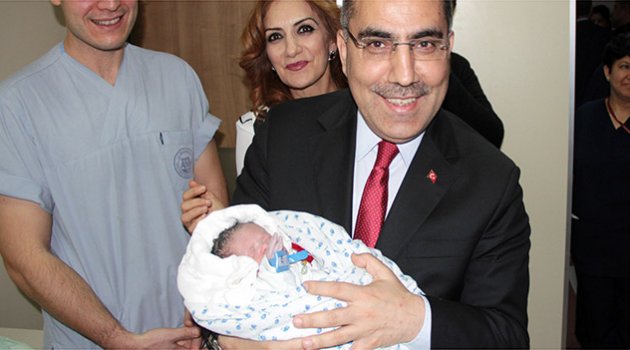Yılın ilk bebeğine belediye başkanından altın