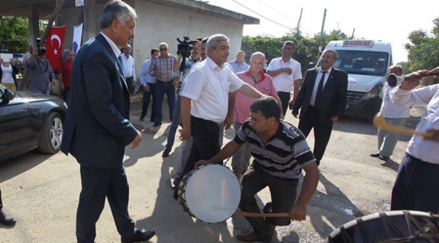 Yol asfaltlayan Başkan Karalar’a davullu Karşılama