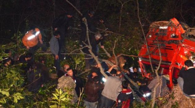 Yol çöktü, tomruk kamyonu uçuruma yuvarlandı: 1 ölü, 3 yaralı