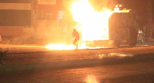 Yol kapatan göstericiler polis ile çatıştı!