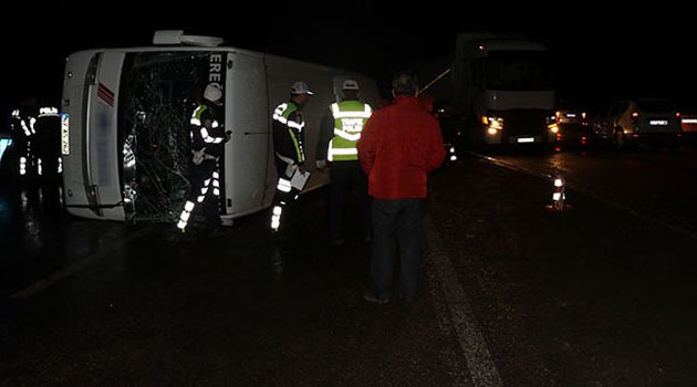 Yolcu midibüsü devrildi! 1 ölü 22 yaralı