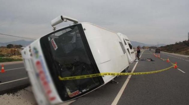Yolcu midibüsü devrildi: 1 ölü, 9 yaralı