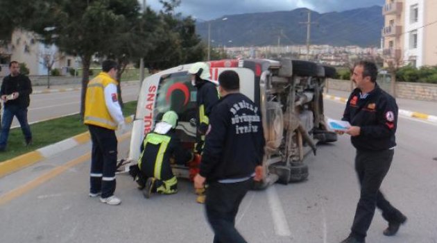 Yolcu minibüsü ambulansa çarptı: 3 yaralı