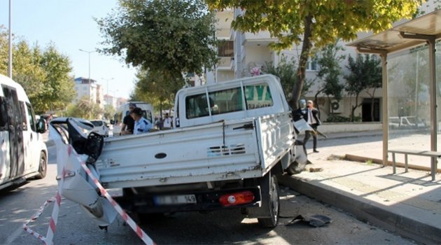 Yolcu minibüsü kamyonetle çarpıştı