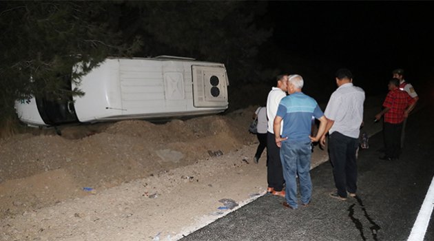 Yolcu minibüsü şarampole devrildi