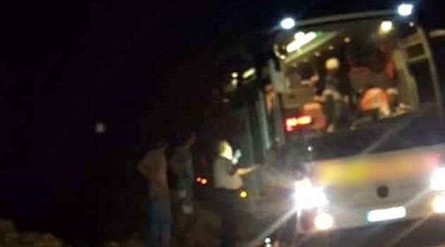 Yolcu otobüsü çamura saplandı