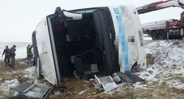 Yolcu otobüsü devrildi!.. 1 ölü, 27 yaralı!