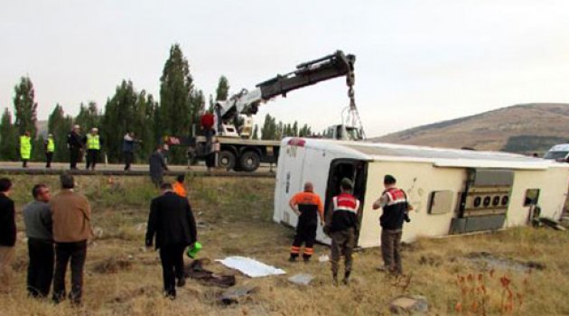 Yolcu otobüsü devrildi: 1 ölü, 32 yaralı