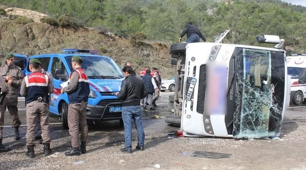 Yolcu otobüsü devrildi! 15 yaralı