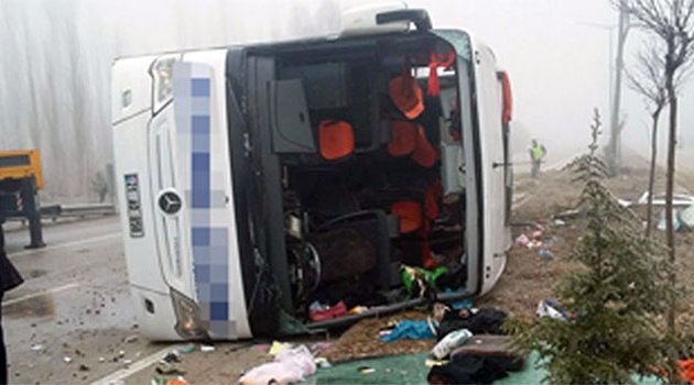 Yolcu otobüsü devrildi: 2 ölü, 23 yaralı!