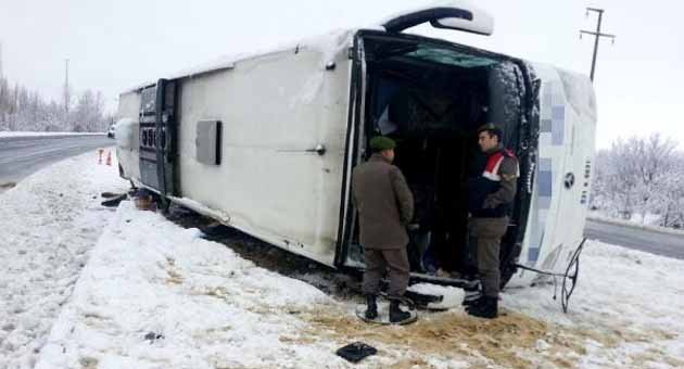 Yolcu otobüsü devrildi: 20 yaralı 1 ölü