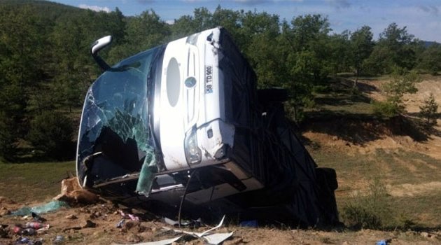 Yolcu otobüsü devrildi: 3 ölü, 15 yaralı