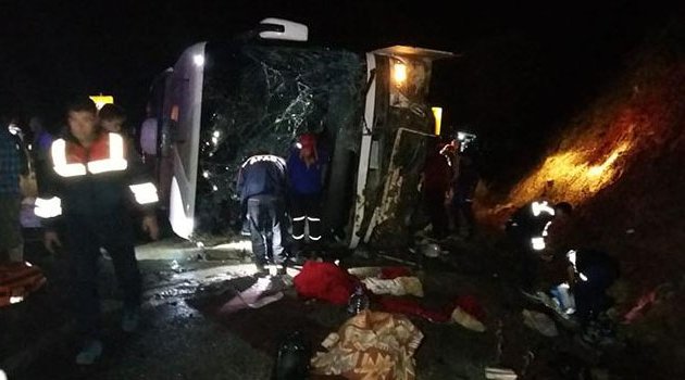 Yolcu otobüsü devrildi! 3 ölü 47 yaralı