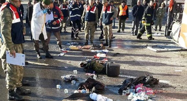 Yolcu otobüsü iş makinesine çarptı: 29 yaralı
