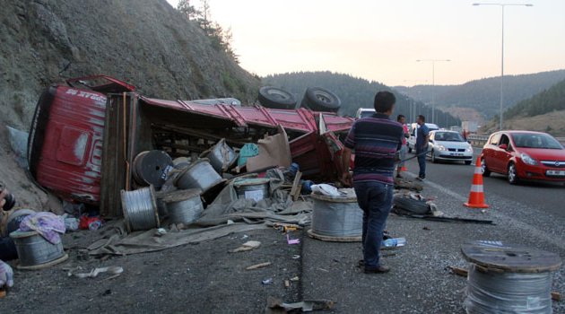 Yolcu otobüsü kamyona çarptı! Ölü ve yaralılar var