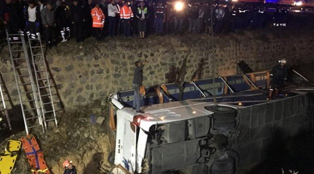 Yolcu otobüsü kanala devrildi! 8 ölü 28 yaralı