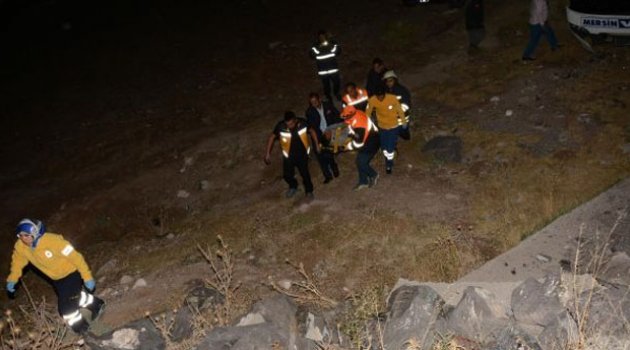 Yolcu otobüsü şarampole uçtu!.. 18 yaralı!
