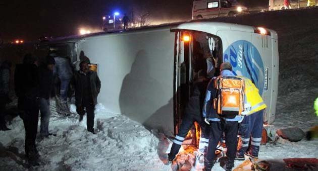 Yolcu otobüsü şarampole yuvarlandı: 1 ölü, 45 yaralı