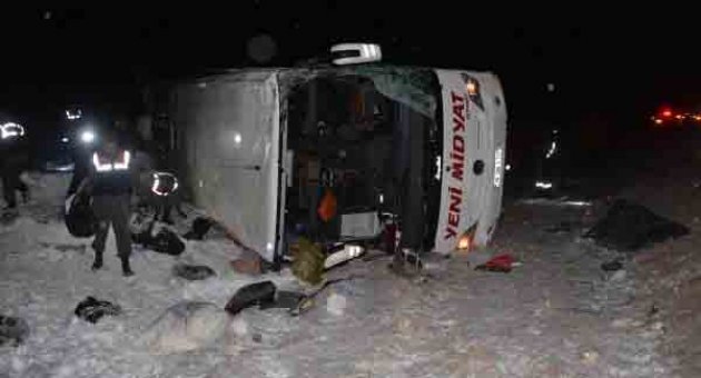 Yolcu otobüsü takla atıp, şarampole yuvarlandı: 1 ölü, 38 yaralı