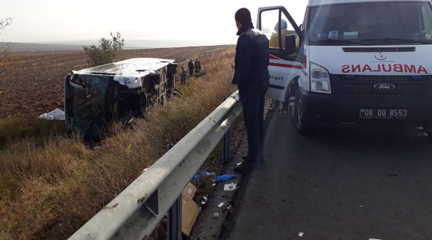 Yolcu otobüsü tarlaya devrildi! 3 ölü 19 yaralı