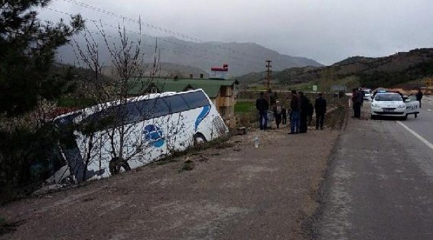 Yolcu otobüsü yan yattı