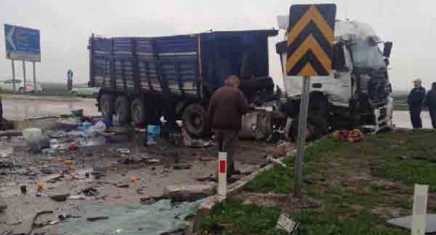 Yolcu otobüsüyle TIR çarpıştı: 19 yaralı