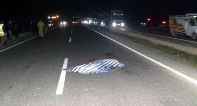Yoldaki cesede çarpmamak için kamyoneti devirdi: 4 yaralı