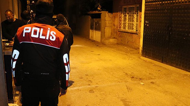 Yoldan geçen şahıslara av tüfeğiyle ateş etti