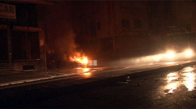 Yoldan geçen sürücüyü kurşunlayıp, aracını yaktılar!