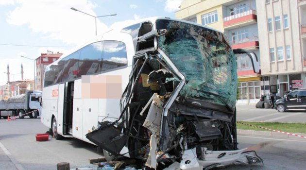Yozgat’ta otobüs park halindeki TIR’a çarptı: 1 ölü, 1 yaralı