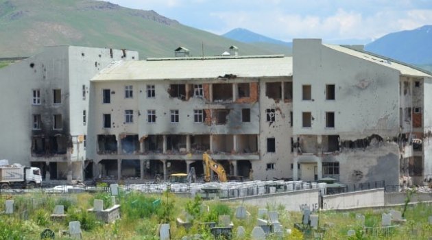 Yüksekova’da ilk yıkım başladı