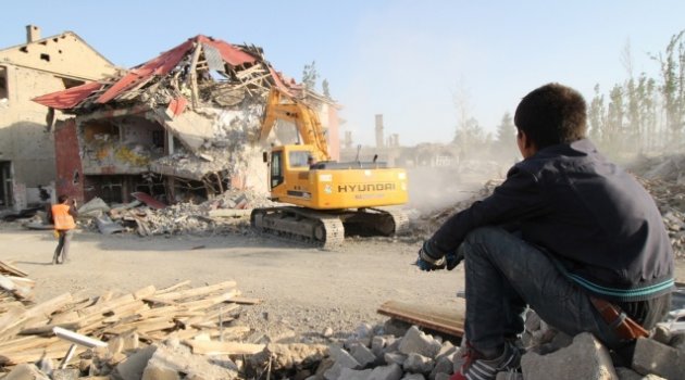 Yüksekova'da hasar gören evler bir bir yıkılıyor