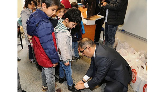 Yüreğir Belediyesi 3 bin öğrenciye bot dağıttı