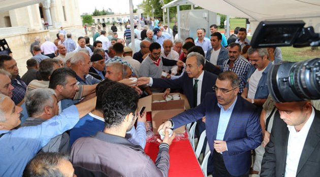 Yüreğir Belediyesi aşure dağıttı