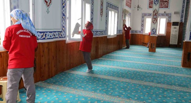 Yüreğir Belediyesi camileri temizliyor