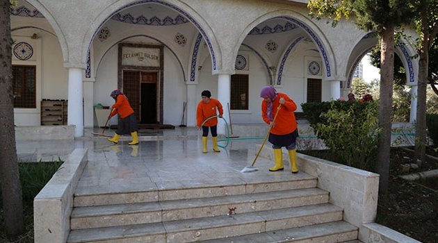 Yüreğir Belediyesi ibadethaneleri temizliyor