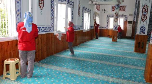 Yüreğir’de camilere ramazan temizliği