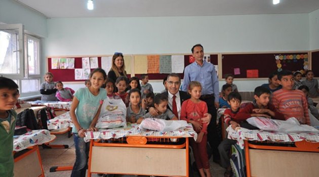 Yüreğir’de öğrencilere kırtasiye yardımı