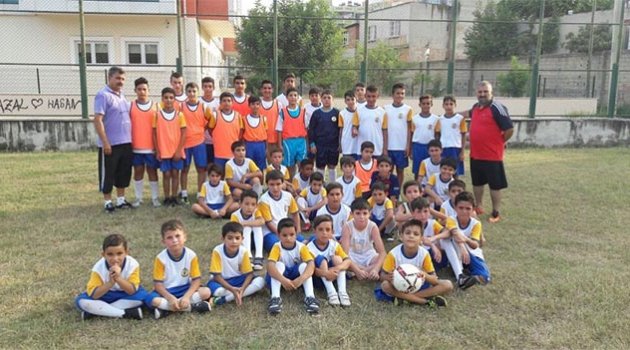 Yüreğir’de yaz futbol okulu devam ediyor