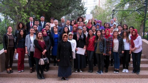 'YURTKUR'Adana Fevzi Çakmak kız yurdu kitap kurdunu ödüllendirdi