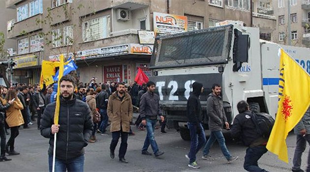 Yürümek isteyen grup, barikat kurarak, polise saldırdı