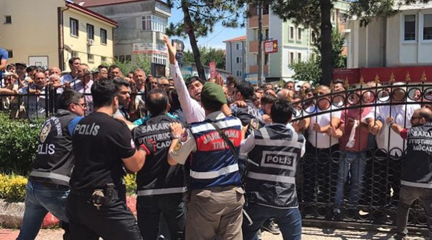 Yüzlerce kişi adliyeyi bastı