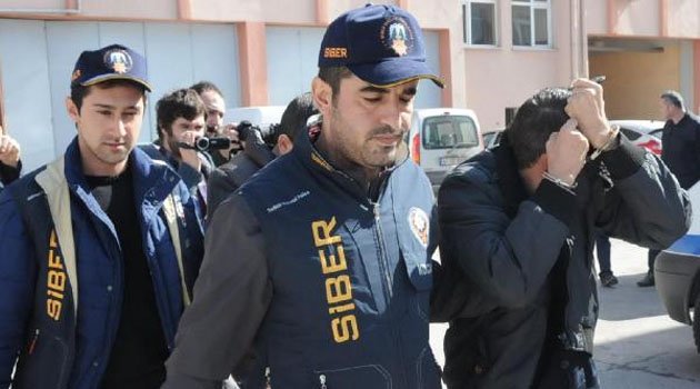 Yüzlerce kişinin banka kartını kopyalayan 3 kişi yakalandı