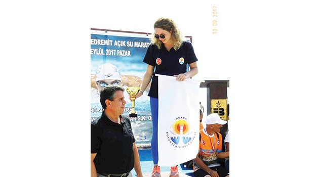 Yüzme maratonunda Adanalı  Ece Turgut birinci oldu