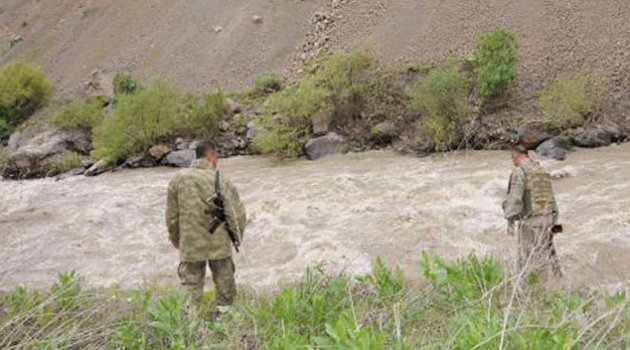 Zap suyuna uçan otomobildeki 5 kişi kayıp