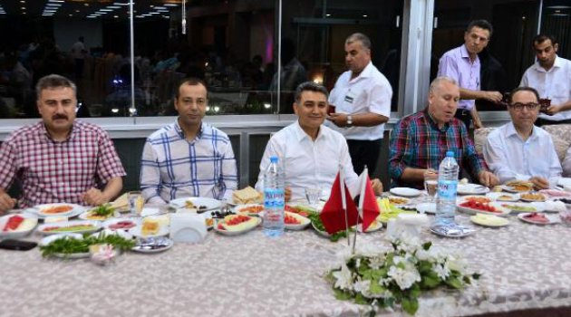 Zeybek, polislerle sahur yaptı